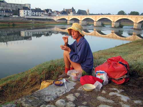 Walking in France: An early breakfast beside the Loire