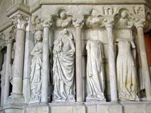Walking in France: Headless statues in the church