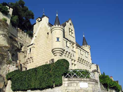 Walking in France: The little château we passed near Parnay