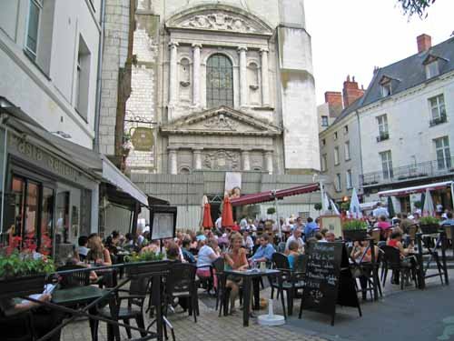 Walking in France: Dining in Saumur