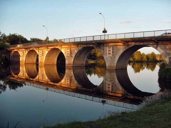 Walking in France: Bridge over the Isle river at Montpon-Ménestérol