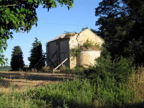 Walking in France: Ruined chapel near Collias