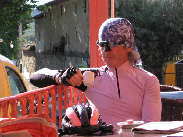 Walking in France: A very cool, colour-coordinated, French cyclist