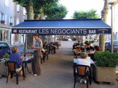Walking in France: Ordering our dinner outdoors