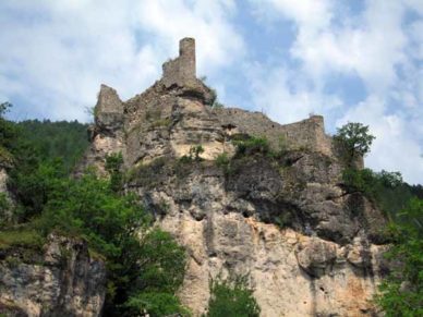 Walking in France: The ruined château of Castelbouc