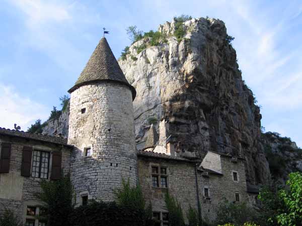Walking in France: The chateau under the fire-blackened rock, la Malène