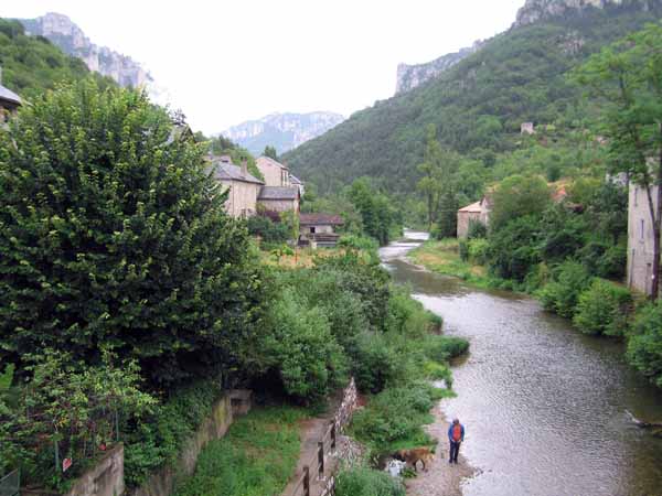 Walking in France: Crossing the Jonte river from le Rozier to Peyreleau