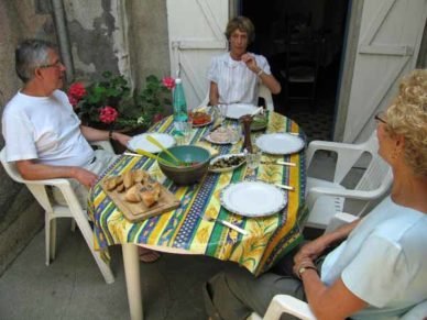 Walking in France: Lunch in the courtyard