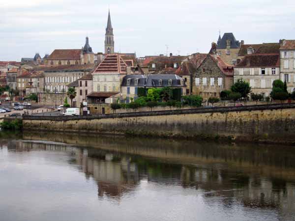 Walking in France: River port of Bergerac from the old bridge