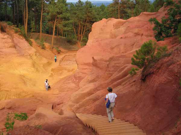 Walking in France: Some tourism in Roussillon's ochre mines