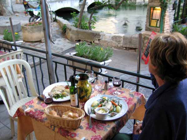 Walking in France: Dinner in Fontaine-de-Vaucluse