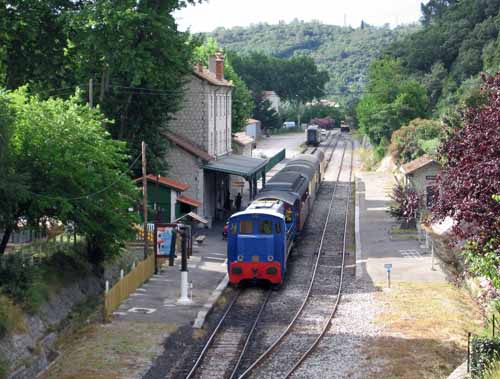 Walking in France: The "train à vapeur" at the Anduse railway station