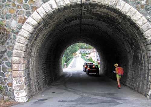 Walking in France: ....happily it was a short wide tunnel