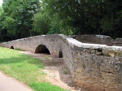 Walking in France: Oddly angled stone bridge, left high and dry after the river changed course