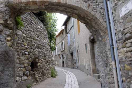 Walking in France: On the way up to the two towers