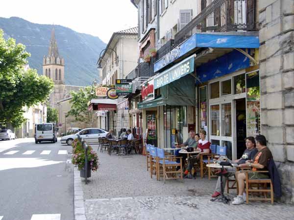 Walking in France: A glass of rosé at the Bar de l’Univers before dinner