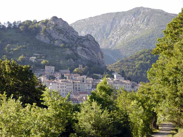 Walking in France: The shortcut from the camping ground to Serres