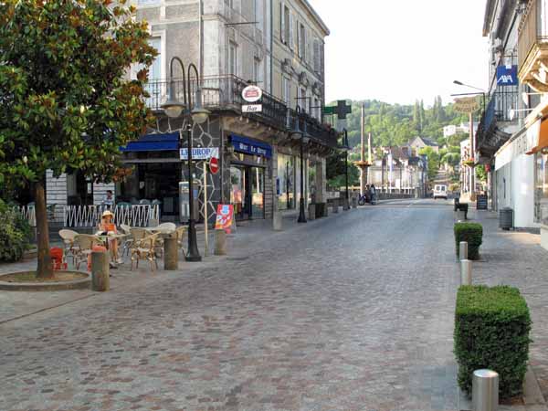 Walking in France: First customers at Le Drop, Terrasson
