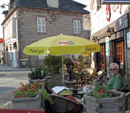 Walking in France: Enjoying second breakfast in Varetz