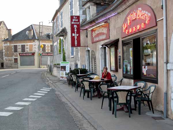 Walking in France: A glass of rosé at the P'tit Berry before dinner