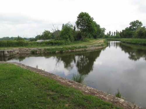 Walking in France: The branching point of the Canal de Berry at Fontblisse