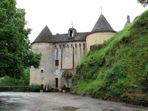 Walking in France: Chateau near Pommiers