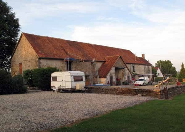 Walking in France: Farmhouse cum reception at the Éguzon camping ground with some promising blue sky