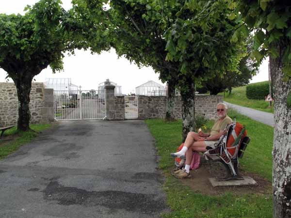 Walking in France: Lunch at the entrance to the Chamborand cemetry