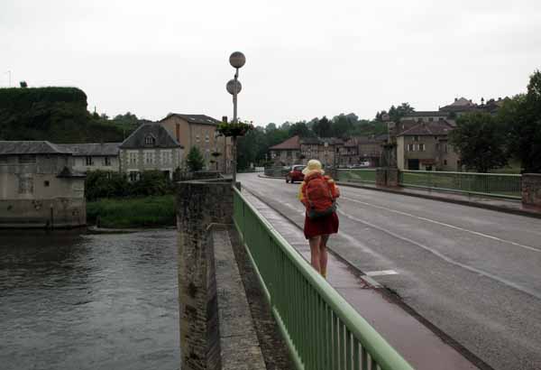 Walking in France: Crossing the Vienne to enter the main part of Aixe