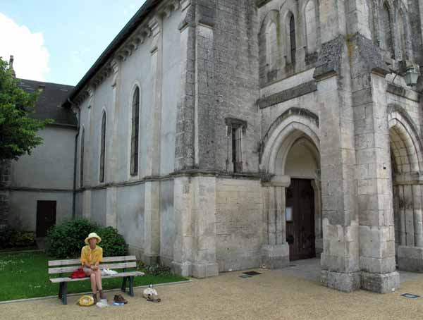 Walking in France: Lunch beside the church in la Coquille