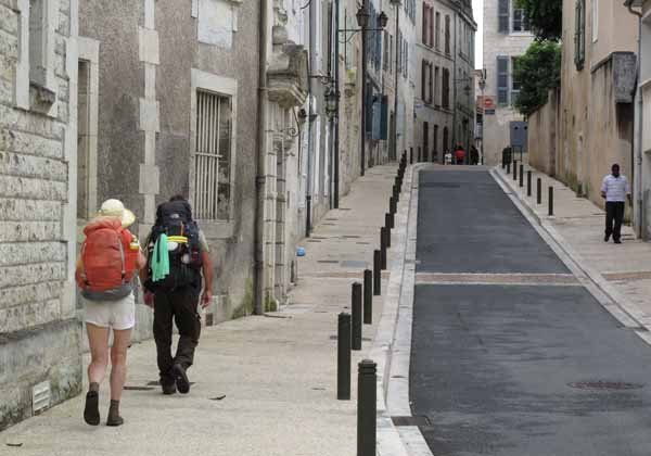 Walking in France: Jenny and Kees arriving in Périgueux