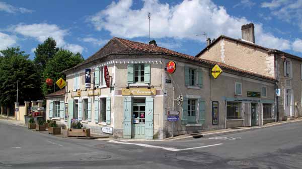 Walking in France: A welcome sight, l'Ecureuil in Gravelle