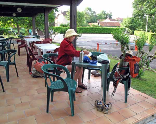 Walking in France: Breakfast outside the Saint-Astier camping ground office