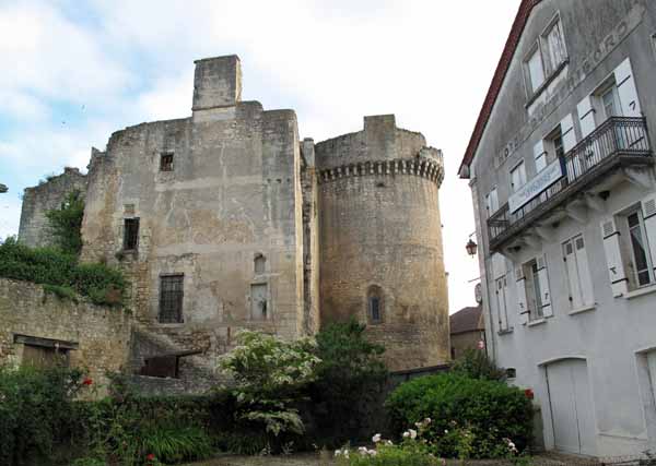 Walking in France: Villamblard's two ruins, the Château Barrière and the Hotel du Périgord