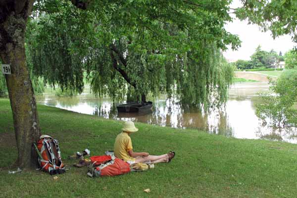 Walking in France: Our first attractive, but illegal, camping spot beside the Dordogne, Bergerac