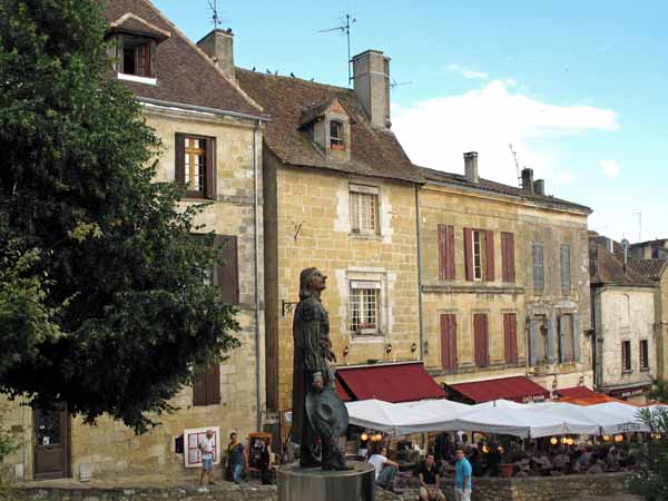 Walking in France: Passing Cyrano de Bergerac on the way to the camping ground