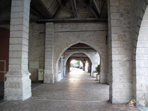 Walking in France: Castillonnès arcade