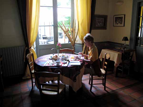 Walking in France: Breakfast in the Hotel des Remparts, Castillonnès