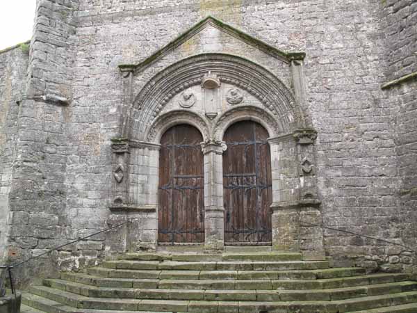 Walking in France: Entrance to the church, Saint-Pastour