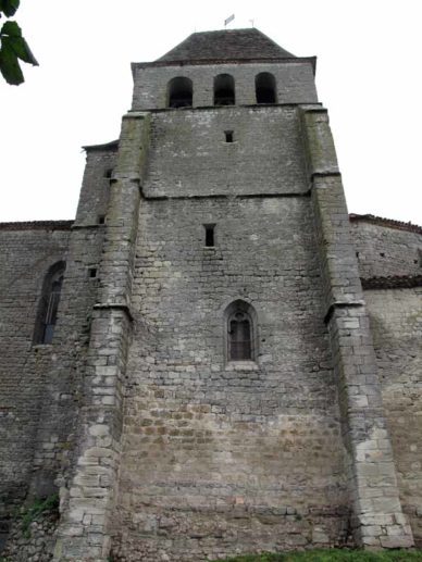 Walking in France: The facade of the church in Saint-Pastour