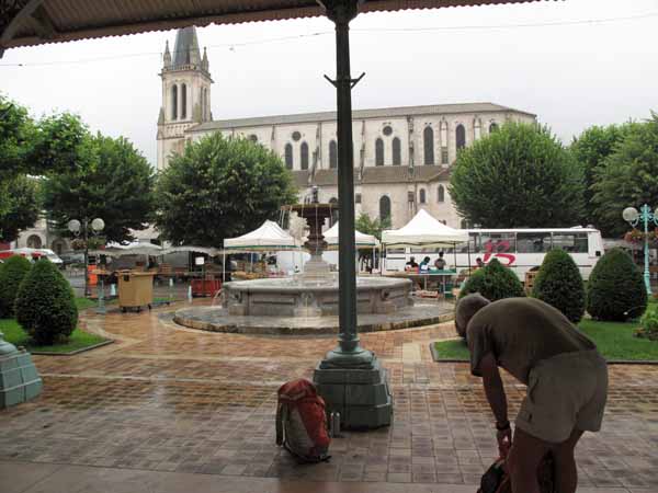 Walking in France: Getting organised out of the rain next to the market, Castelmoron halle