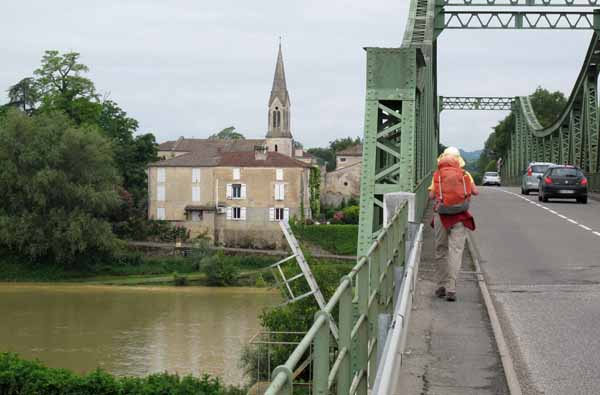 Walking in France: Crossing a muddy Garonne to enter Saint-Léger