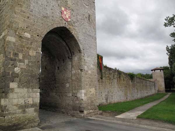 Walking in France: Vianne's imposing outer wall