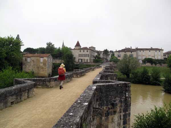 Walking in France: Approaching Barbaste on an ancient foot bridge over the Gélise 