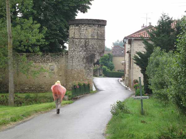 Walking in France: Arriving in the old village of Béraut with its strange corbelled overhang