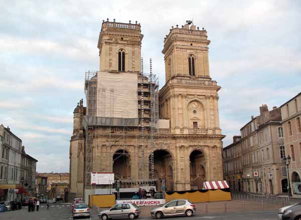 Walking in France: Work still under way on the Auch cathedral