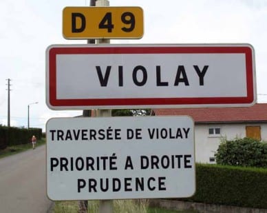 Walking in France: Arriving in Violay - a rare "giveway to the right" town