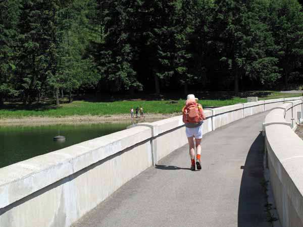 Walking in France: On the dam wall of the lake of Gimond