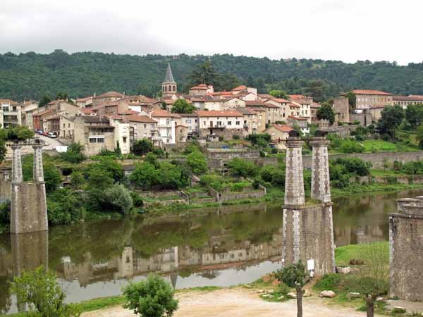 Walking in France: The stumps of ruined bridge, with Aurec on the other side of the Loire