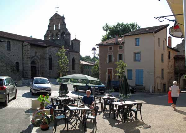 Walking in France: Second breakfast in Beauzac with the church and its bell-wall behind